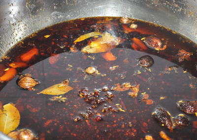 很多火鍋店使用老油，教你自己在家做火鍋味道不比外面的差！