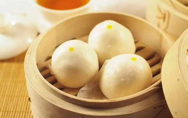 說到面食,它主要就是以面粉制作成的食物,并且各個地方都有不同種類的面食,尤其是愛吃面食的北方地區來說,基本上餐餐都離不開面食的存在,一般比較常見的面食有面條,包子,饅頭,油條等等,受到了人們的喜愛,有在家做過面食的朋友都知道,發面是面食制作過程中非常關鍵的一步,今天小編就來給大家分享下,面食“發面”的6個訣竅,新手也能輕松掌握。 說到面食,它主要就是以面粉制作成的食物,并且各個地方都有不同種類的面食,尤其是愛吃面食的北方地區來說,基本上餐餐都離不開面食的存在,一般比較常見的面食有面條,包子,饅頭,油條等等,受到了人們的喜愛,有在家做過面食的朋友都知道,發面是面食制作過程中非常關鍵的一步,今天小編就來給大家分享下,面食“發面”的6個訣竅,新手也能輕松掌握。