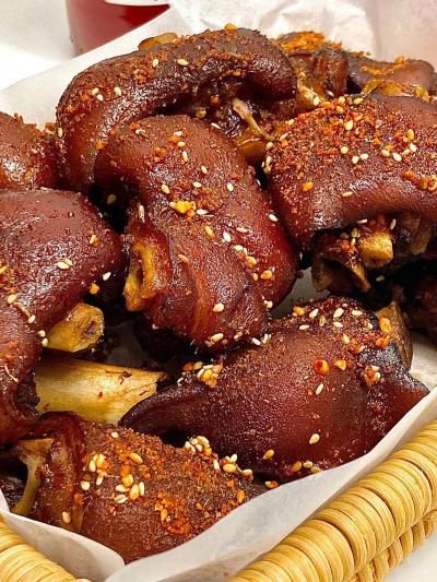 烤豬蹄技術(shù)培訓(xùn)班在哪里？飄味緣培訓(xùn)學(xué)校，助您開(kāi)啟財(cái)富“蹄”途！