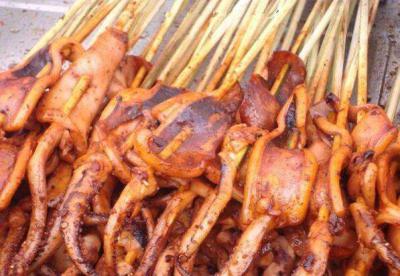 鐵板魷魚技術(shù)培訓(xùn)班哪里比較好？飄味緣小吃培訓(xùn)學(xué)校深度解析