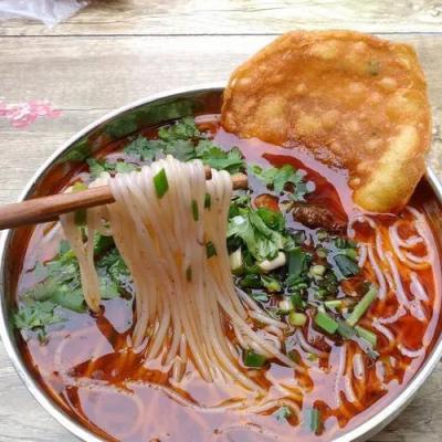 學(xué)米粉技術(shù)培訓(xùn)班哪個(gè)好？探尋飄味緣小吃培訓(xùn)學(xué)校的專業(yè)之道